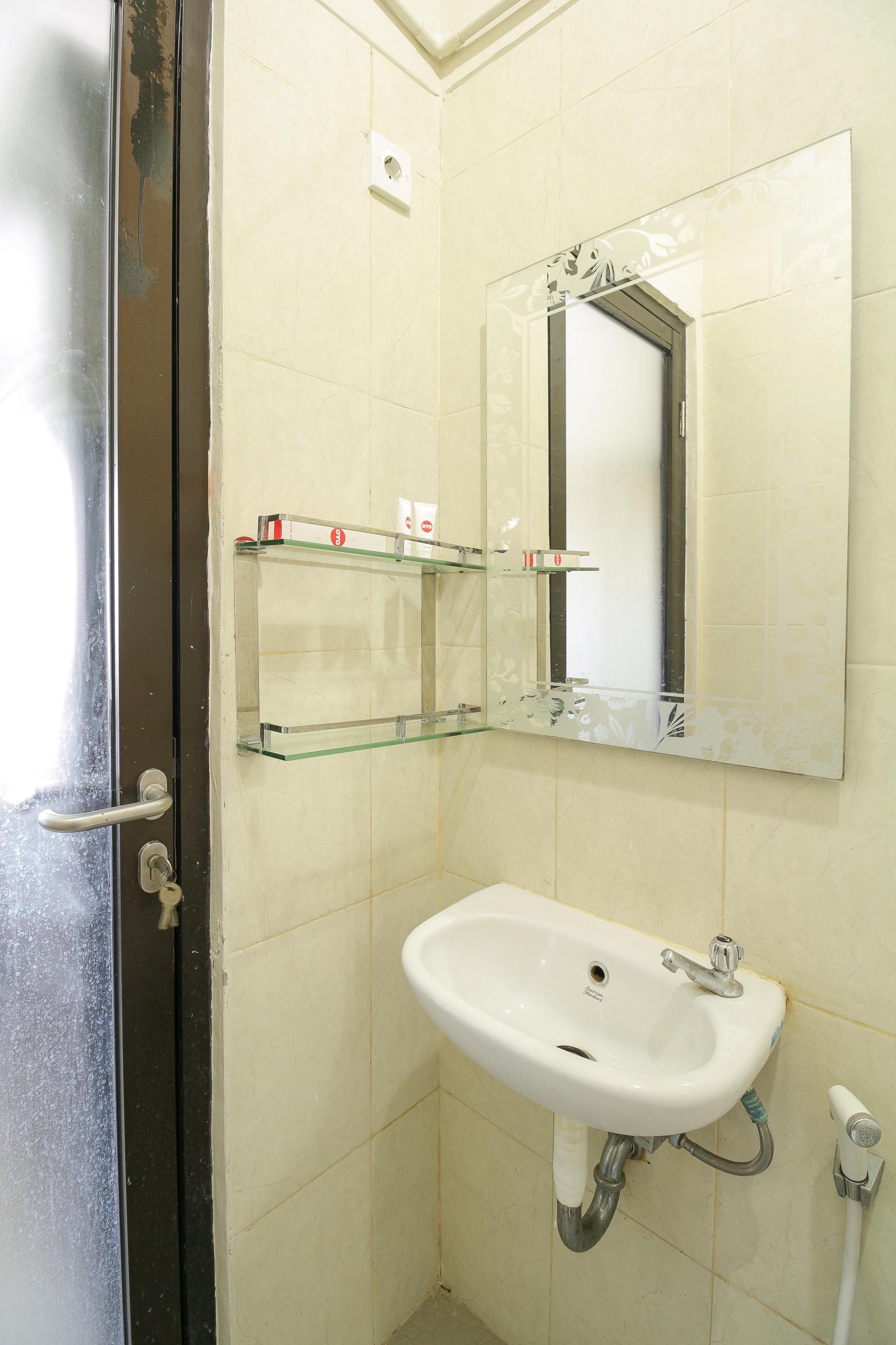 Guest house Oyo 734 Tuban Torres