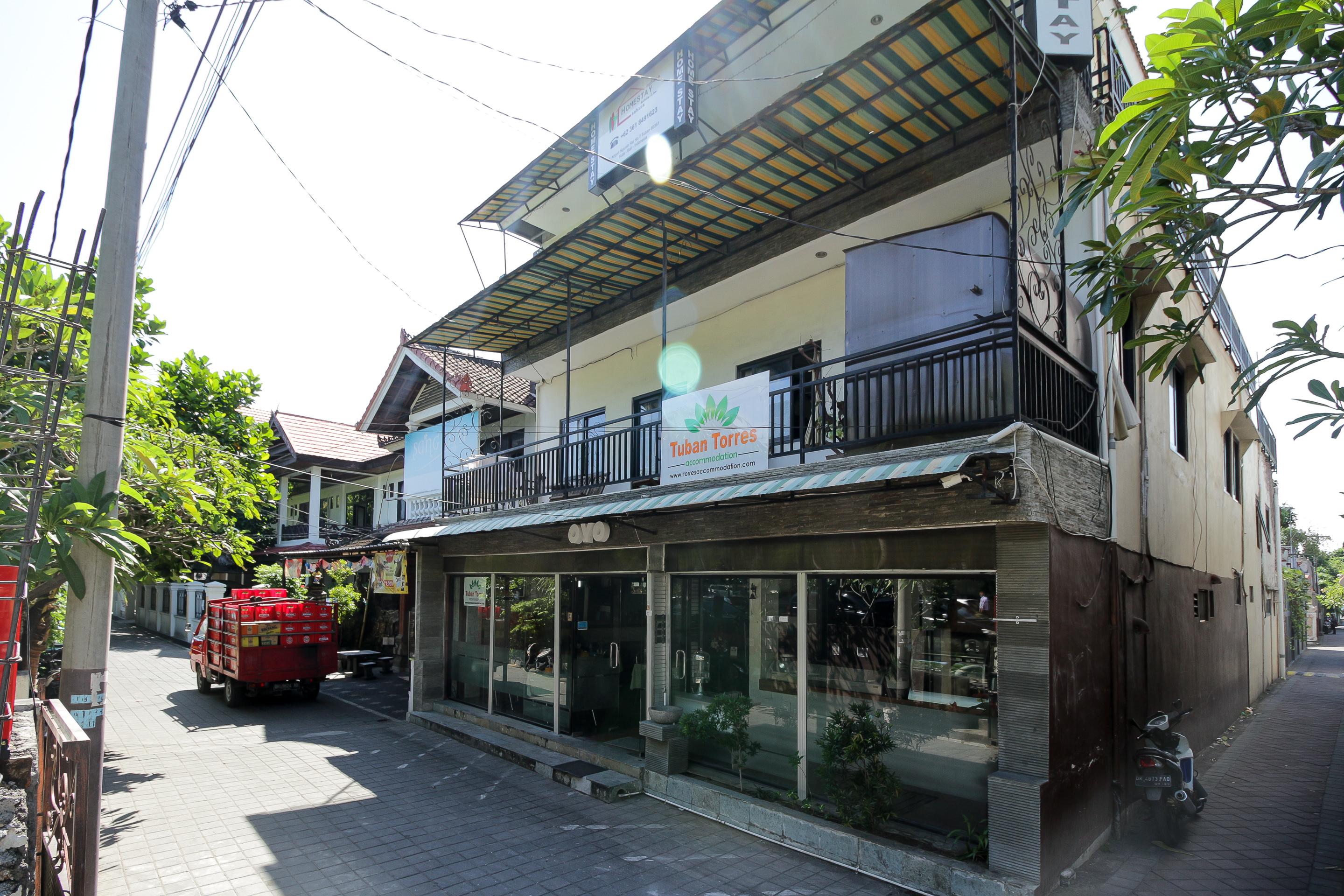 Oyo 734 Tuban Torres Wisma tamu